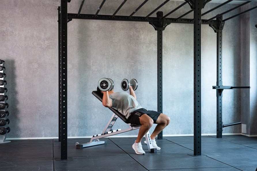 Lutande hantelpress startposition