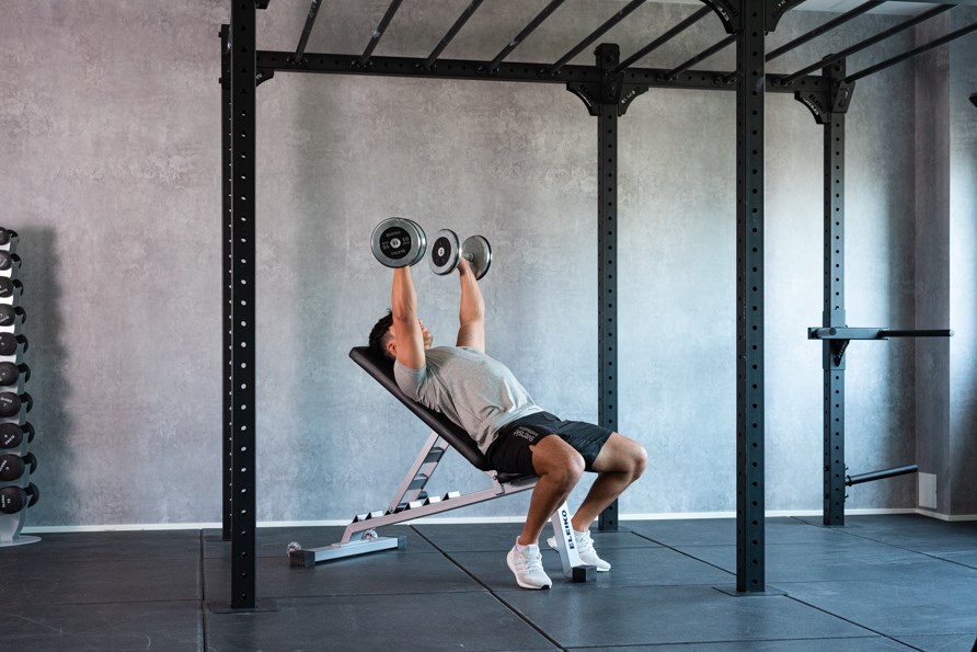 Lutande hantelpress utförande