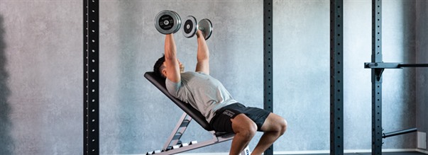 Lutande hantelpress (incline dumbbell press)