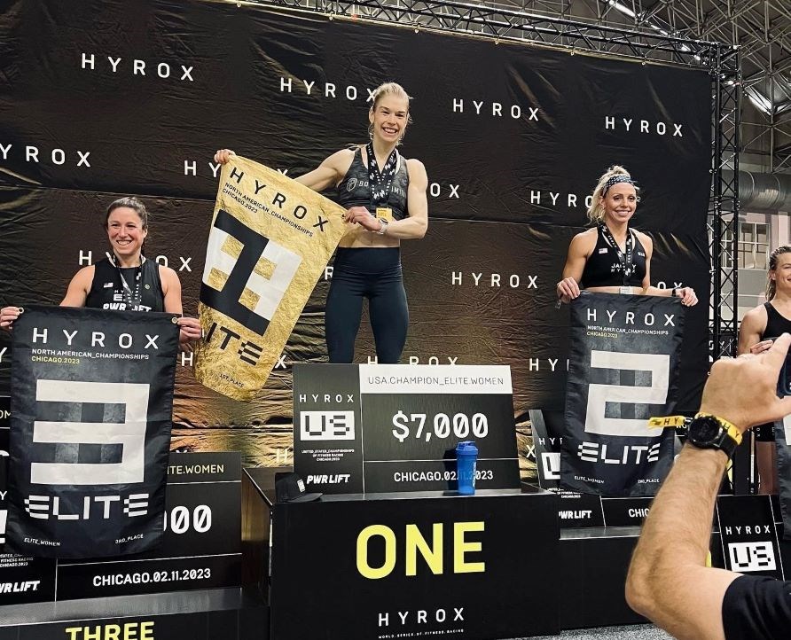 Mikaela Norman p prispallen i tvlingen Hyrox.