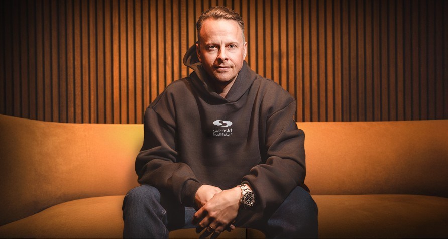 Morgan Norrestam i trja med Svenskt Kosttillskotts logga.