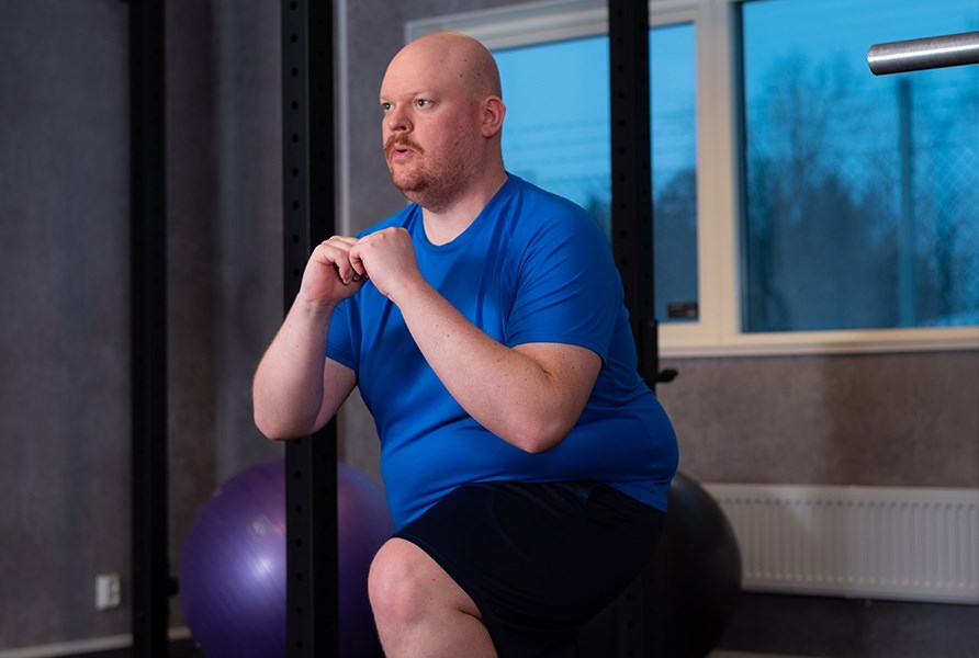 Man i gymmilj som utfr vningen utfall.