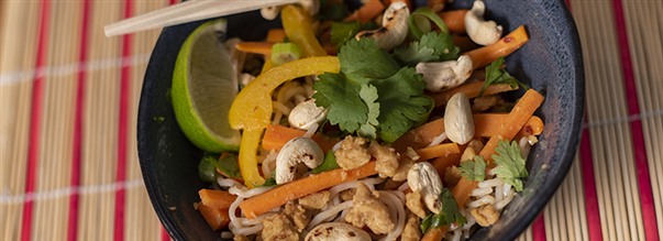 Vegansk wok med shiratakinudlar