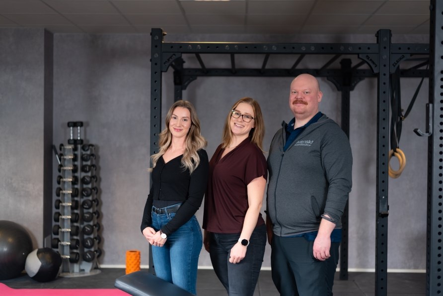 Portrtt p tv kvinnor och en man i gymmilj.