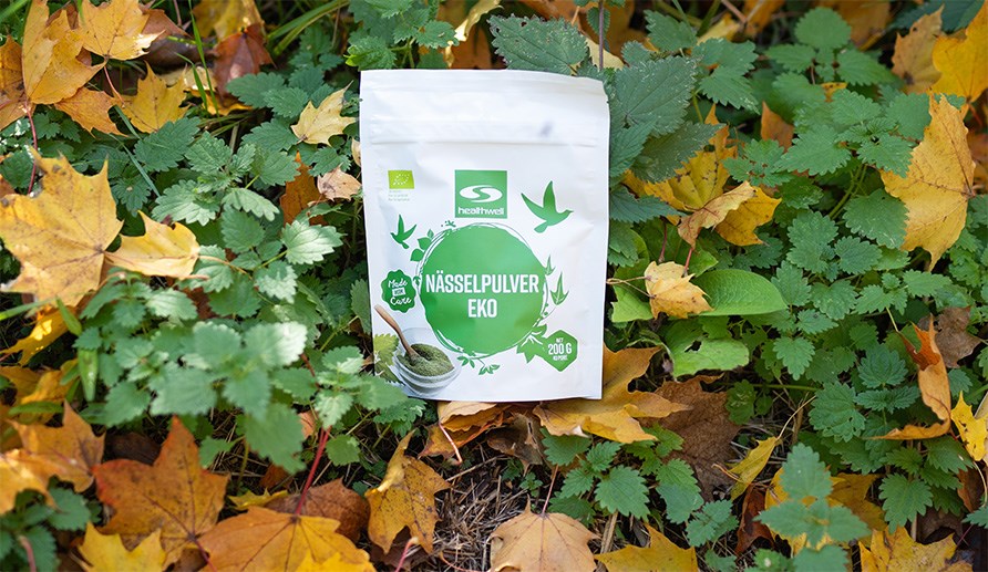 Nässelpulver EKO i påse bland nässlor och höstlöv. Nässelpulver EKO i påse bland nässlor och höstlöv.
