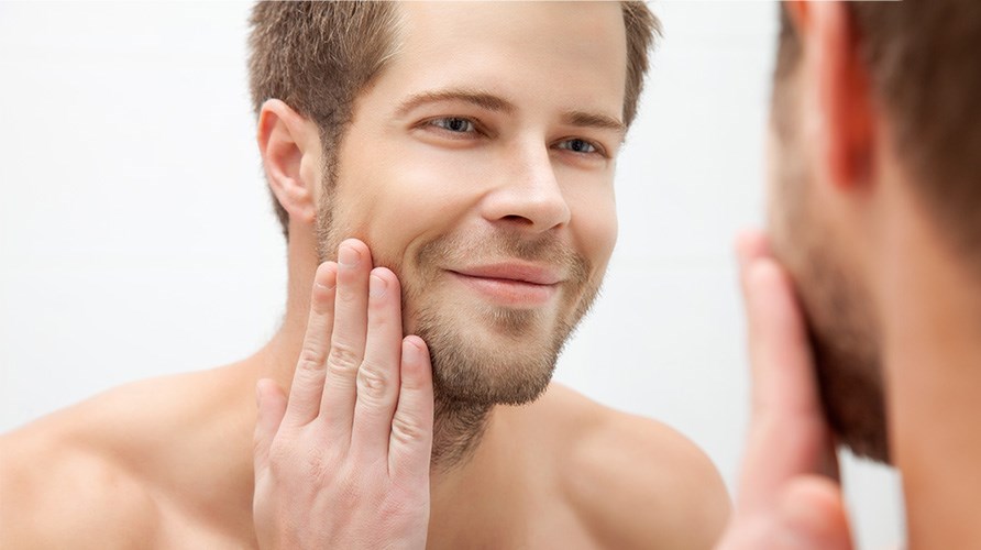 Man som tittar sig i spegeln.