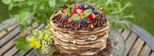 Pannkakstrta med citron, rostad kokos & chokladfrosting