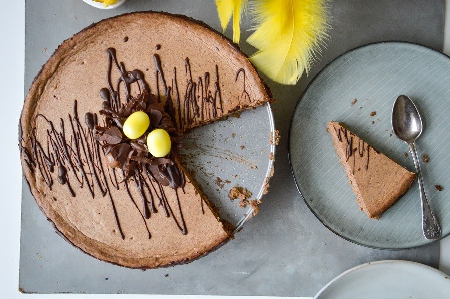 En psktrta garnerad med choklad.