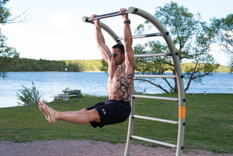 Synliggör dina muskler med tips från Peter Bláha! Peter tränar utomhus