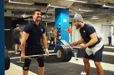 Peter och Timmy tränar med viktstång Peter och Timmy tränar med viktstång