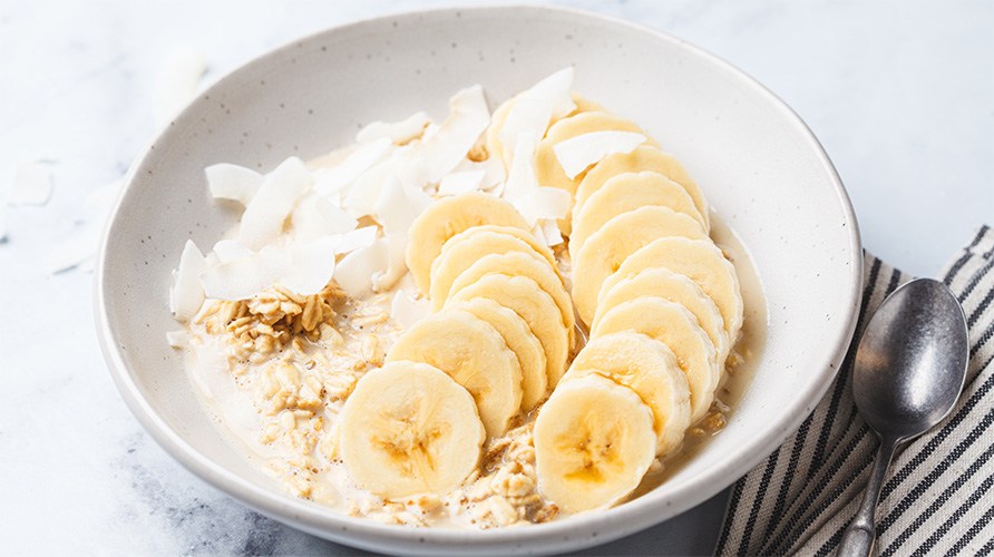 Havregrynsgr�t toppad med banan och kokoschips.