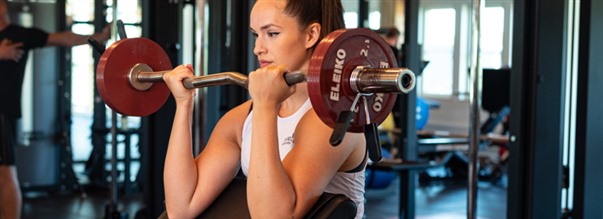 Preachercurl med skivstng (barbell preacher curl)