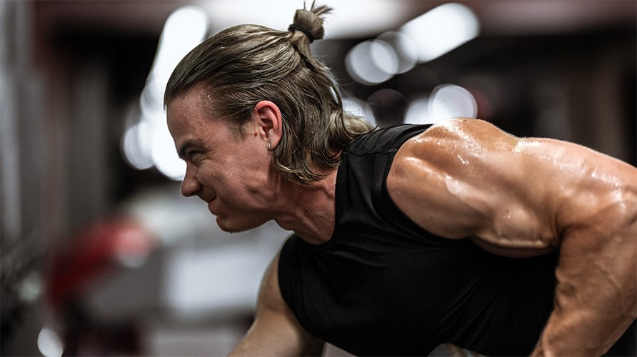 En man som anstrnger sig nr han trnar. 