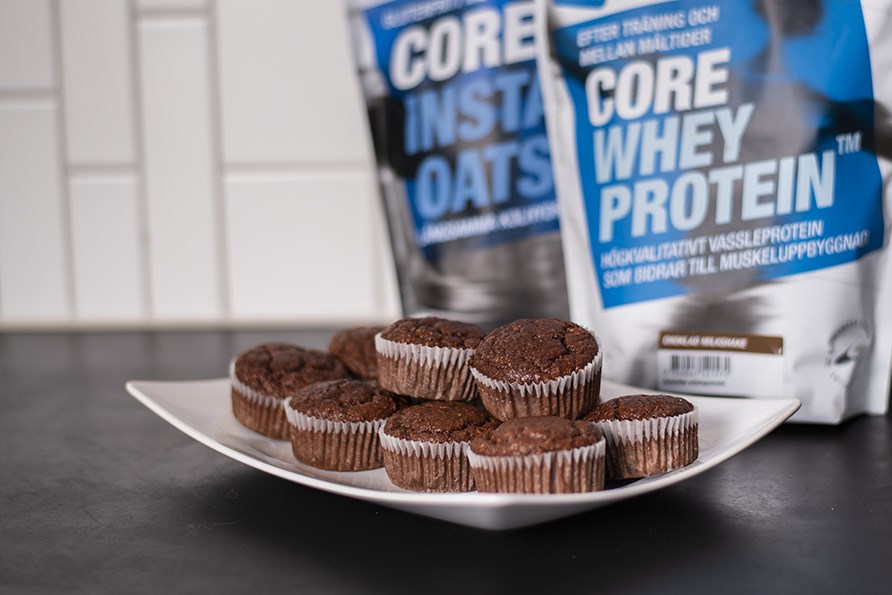 Chokladmuffins med mandelfyllning p� en tallrik.