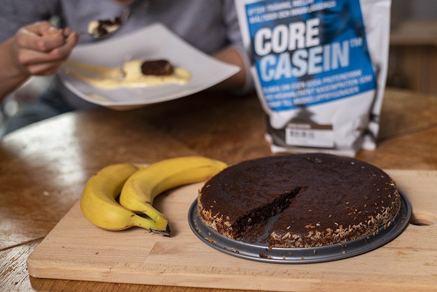 Kladdkaka p ett bord med bananer.