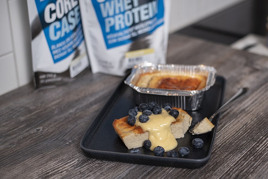 Proteinrik ostkaka med vaniljkvarg och frska blbr.