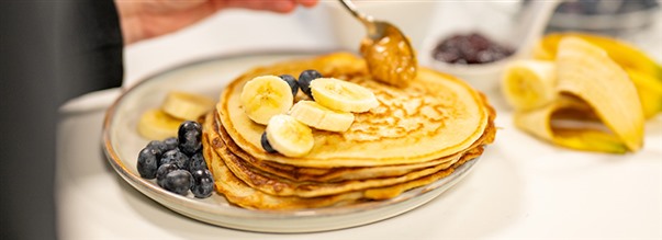Proteinpannkakor toppade med jordntssmr och banan