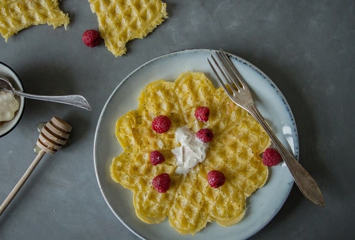 Nygrddade vfflor med hallon och vaniljkrm.