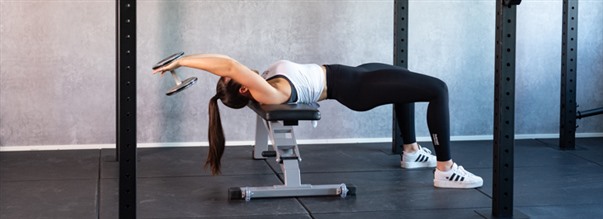 Pullover med hantel (dumbbell pullover)