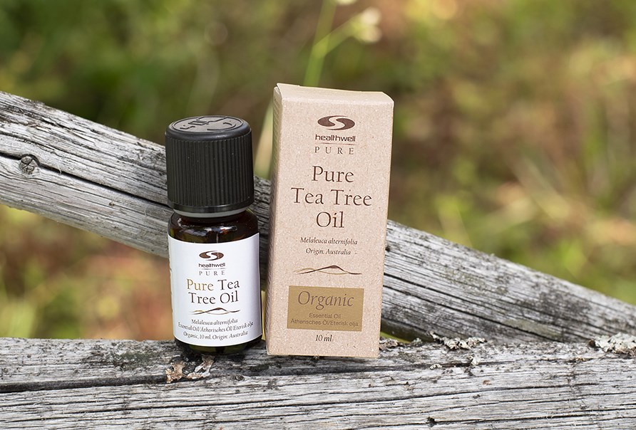 Pure Tea Treeolja står på ett gammalt staket