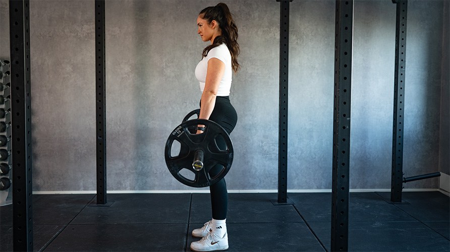 Kvinna som utf�r rum�nska marklyft, h�r i startposition. 