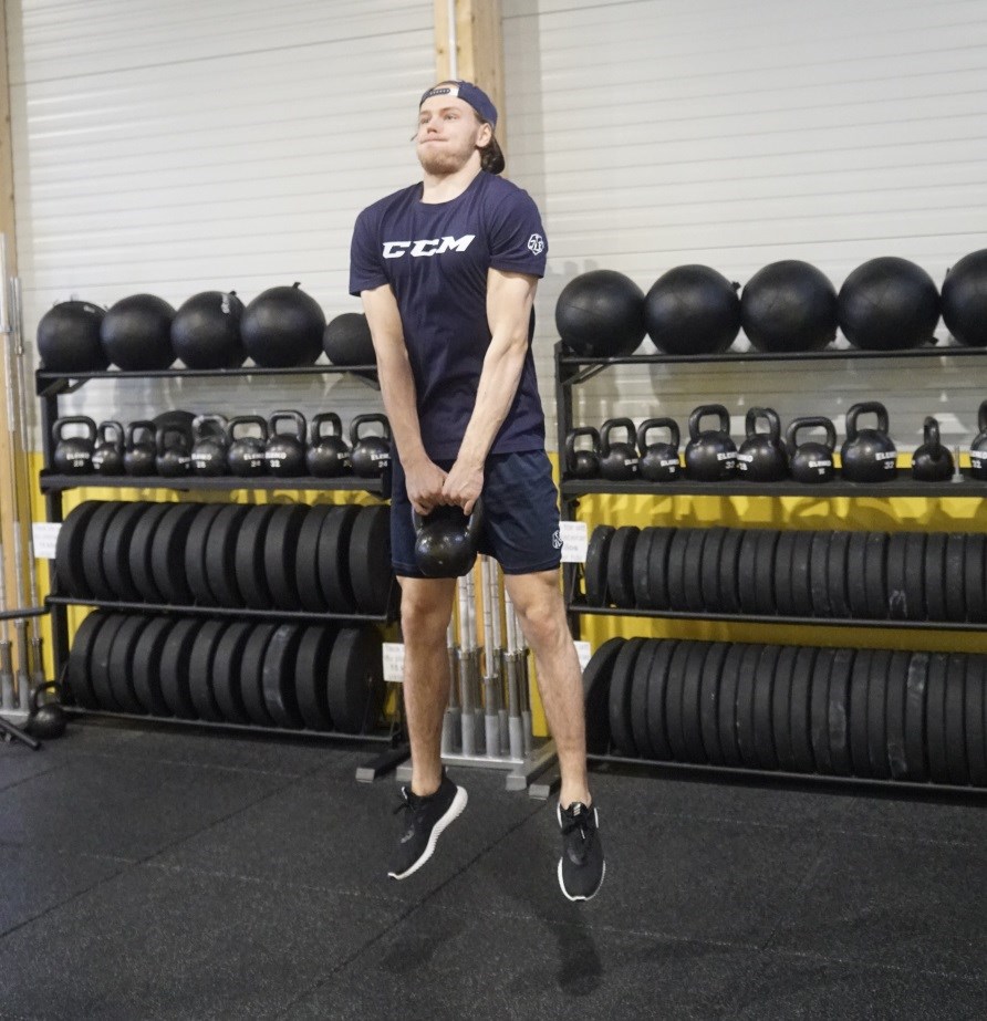 Leksands IF hockey utför squat jump med kettlebell för spänstighet. Leksands IF hockey utför squat jump med kettlebell för spänstighet.