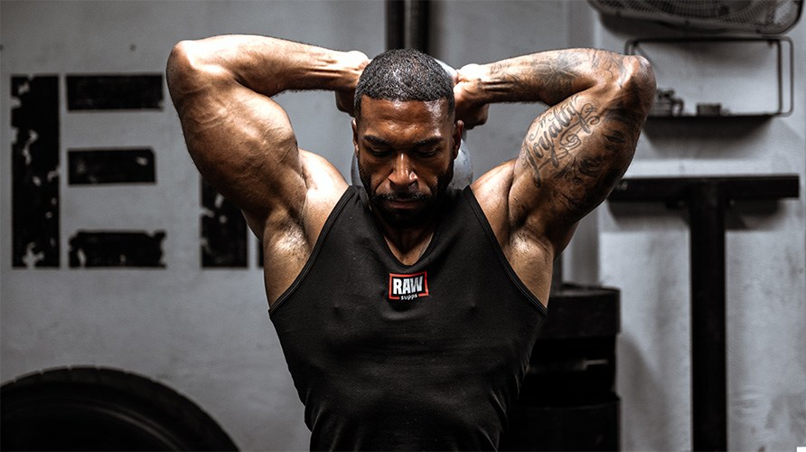 En man som k�r tricepsextension med rep.