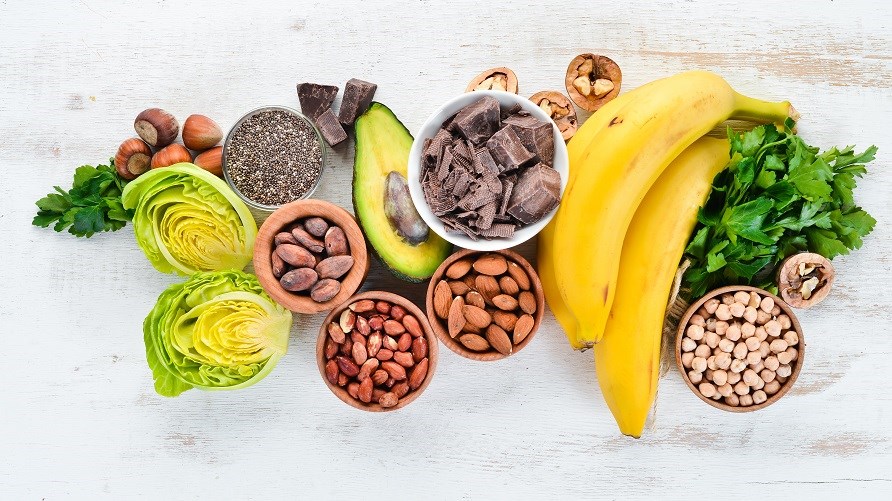 Bild p livsmedel rika p magnesium s som banan, choklad och ntter.