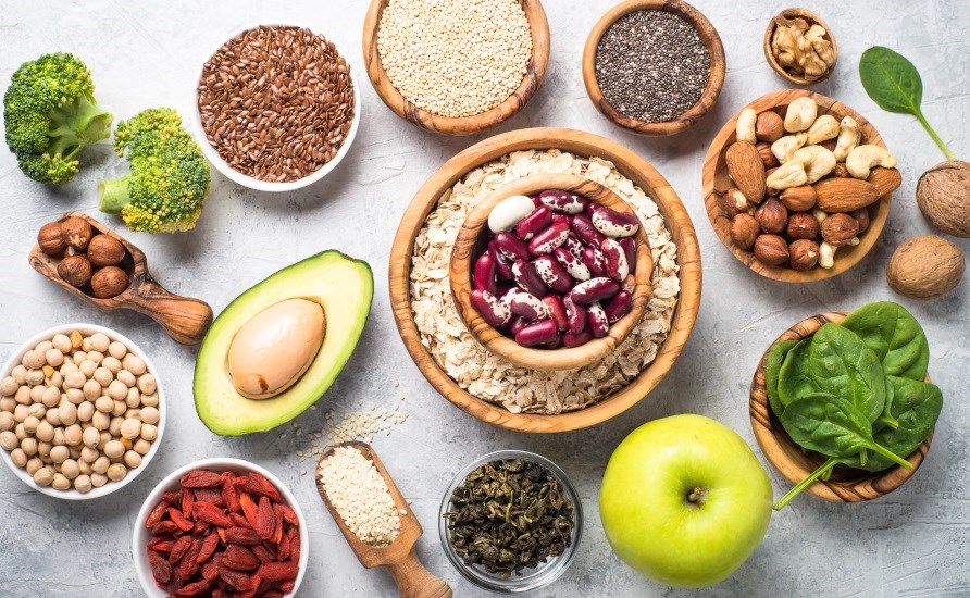 Bild p olika vegetariska livsmedel uppdukade i sm trsklar. Bland annat bnor, gojibr, kikrtor, linfrn, chiafrn, mandlar och spenat.