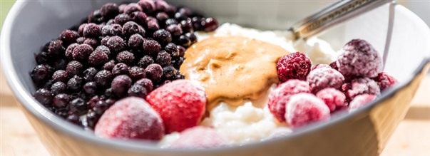 Recept: Proteinrik havregrynsgrt med topping