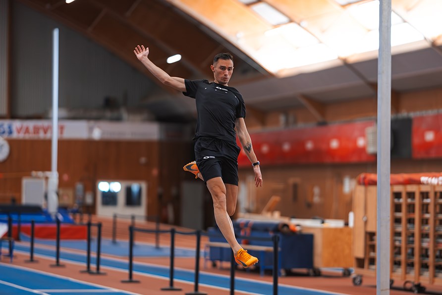 Thobias Montler som hoppar lngdhopp.