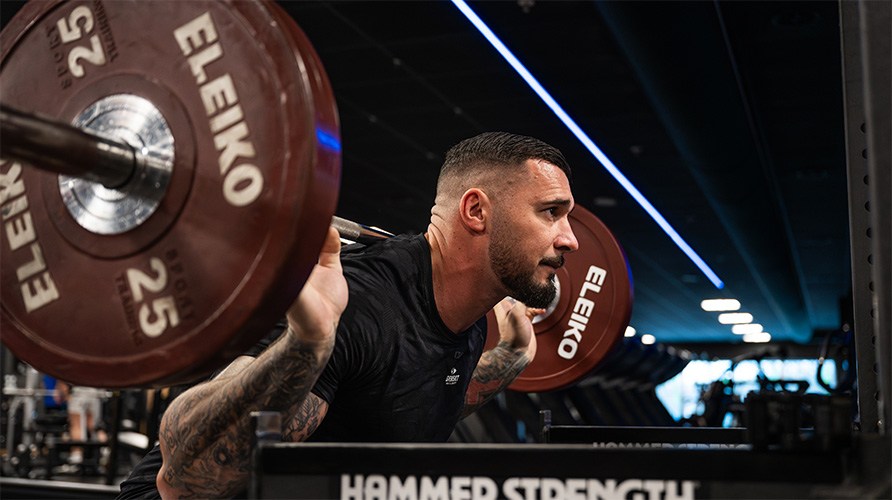 En man utfr trningsvningen knbj.