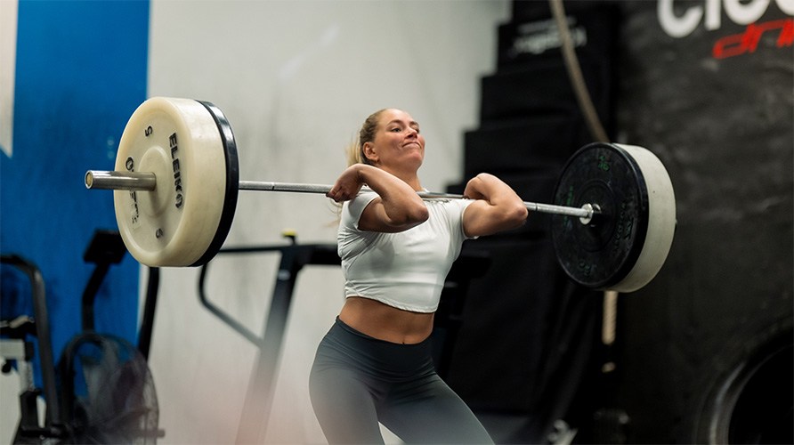 En kvinna gr trningsvningen stt.