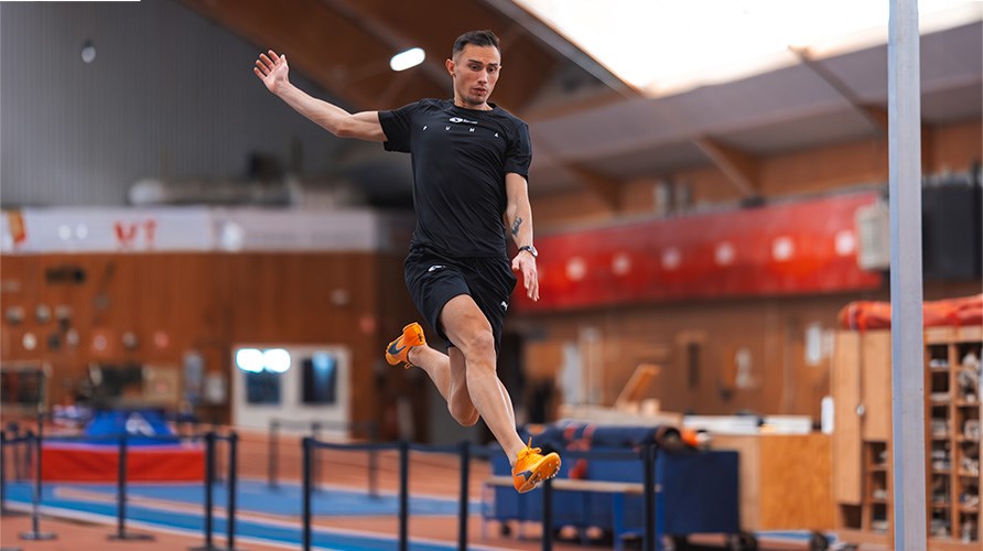 Thobias Montler flyger i luften mitt i ett lngdhopp