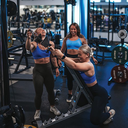 Tre tjejer p gymmet.
