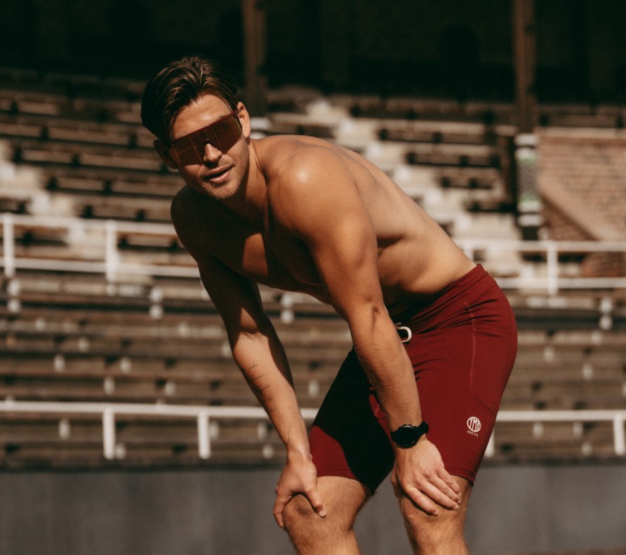 Victor Lundberg lutar h�nderna mot kn�na p� l�pbanan.